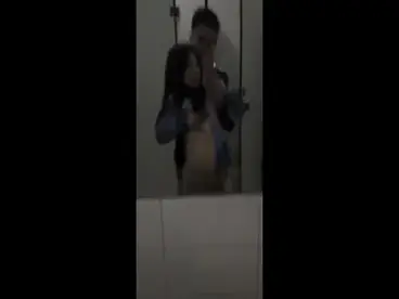 Gadis Cantik Pasrah Goyang Kamar Mandi Hotel